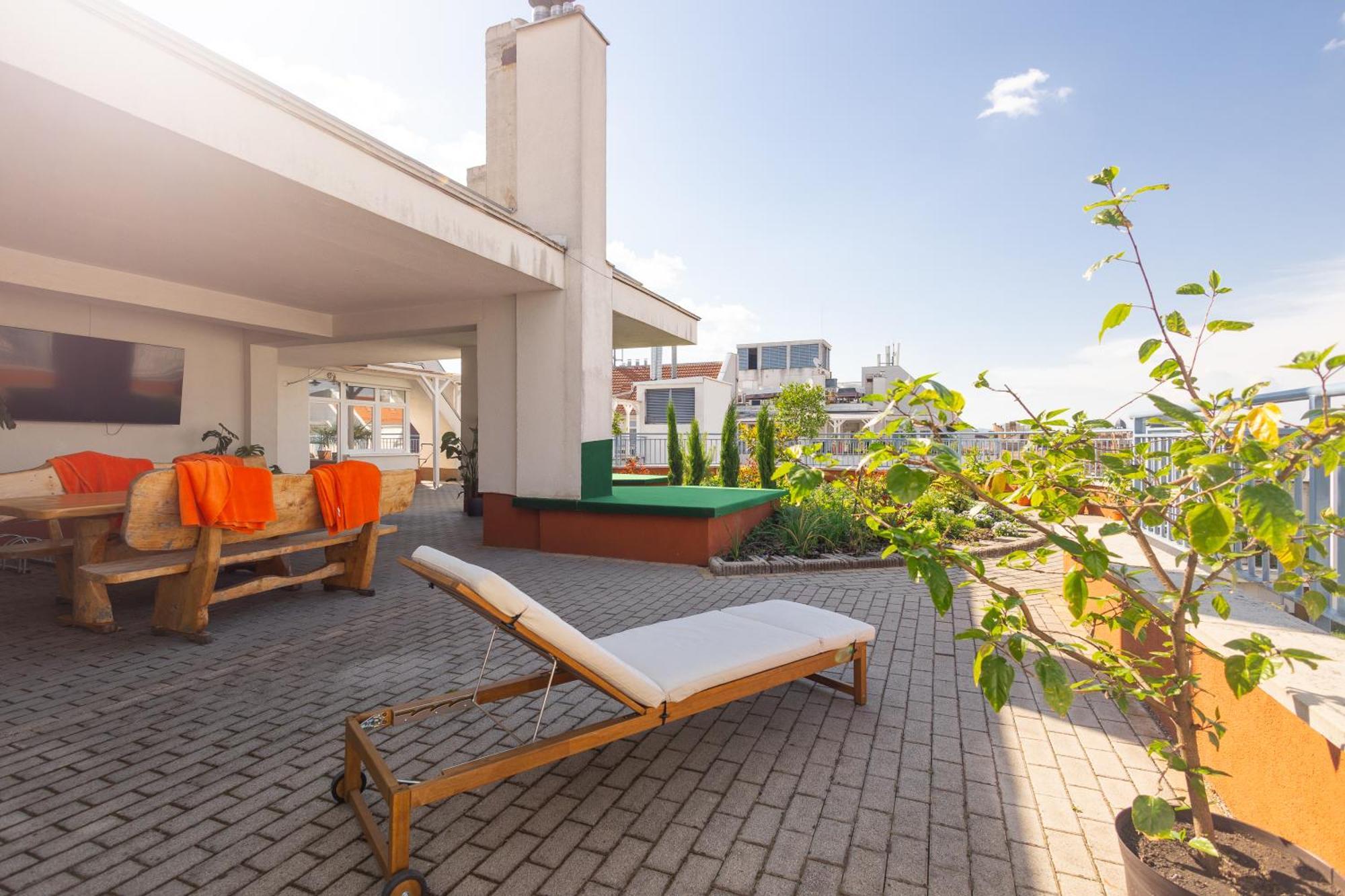 Rooftop With Deep Garage בודפשט