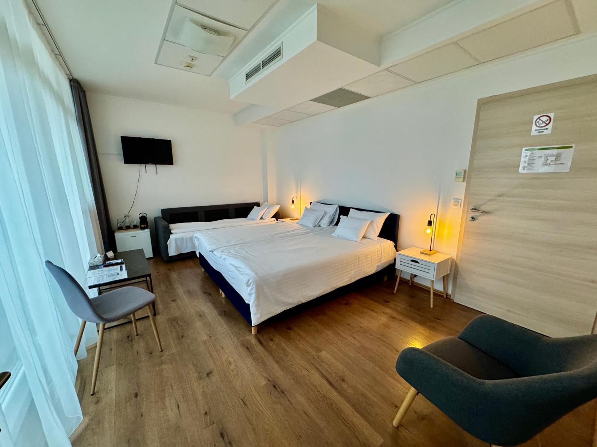Rooftop With Underground Parking Готель 3*