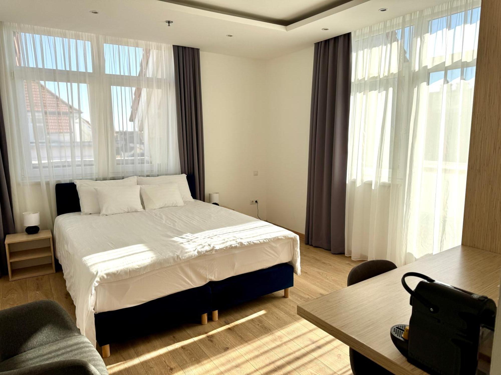 Rooftop With Underground Parking Готель 3*