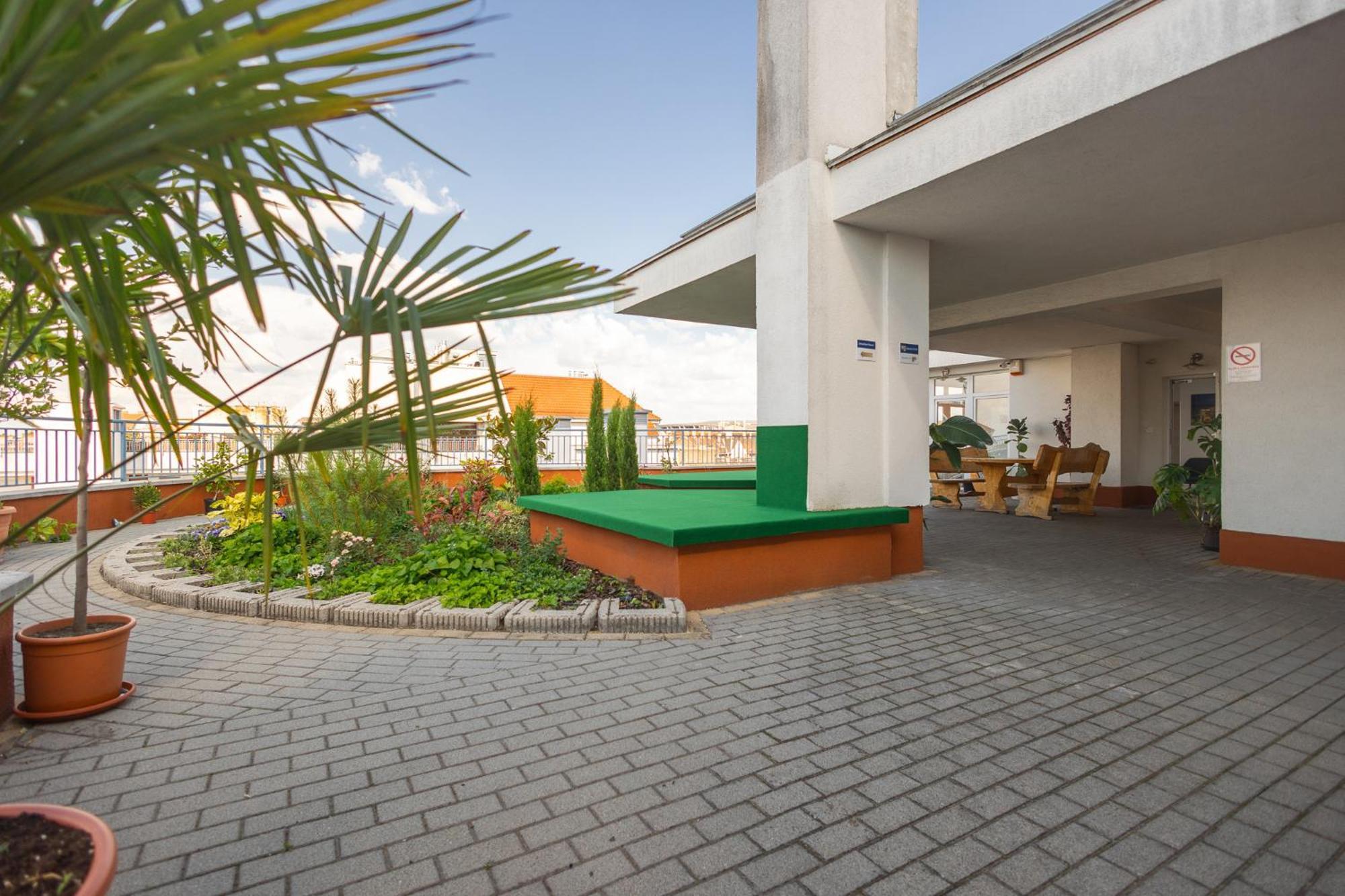 Готель Rooftop With Underground Parking