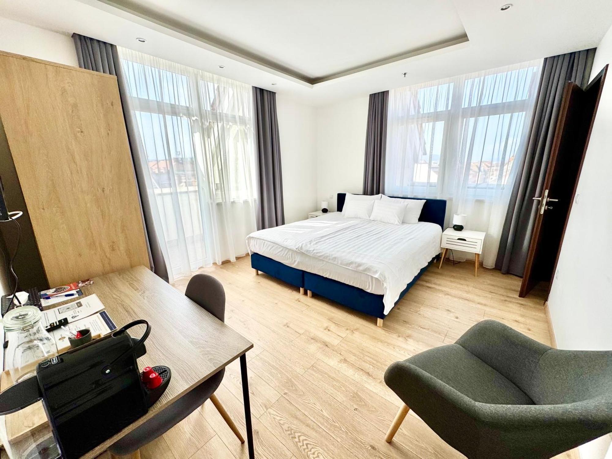 Готель Rooftop With Underground Parking 3*