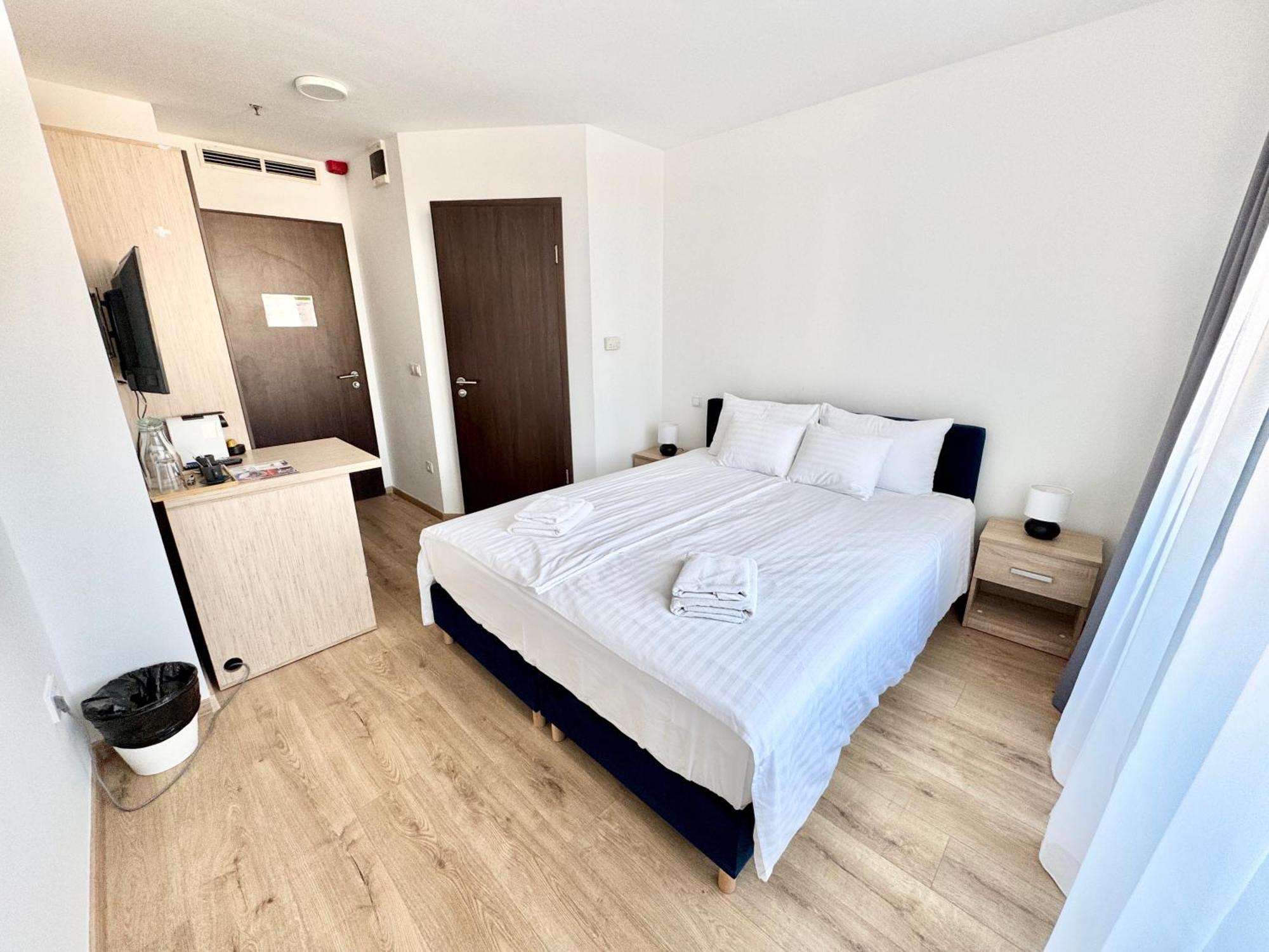 Готель Rooftop With Underground Parking 3*