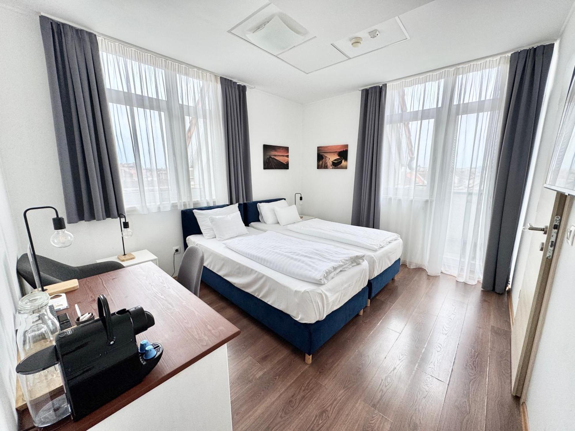Rooftop With Underground Parking Готель 3*
