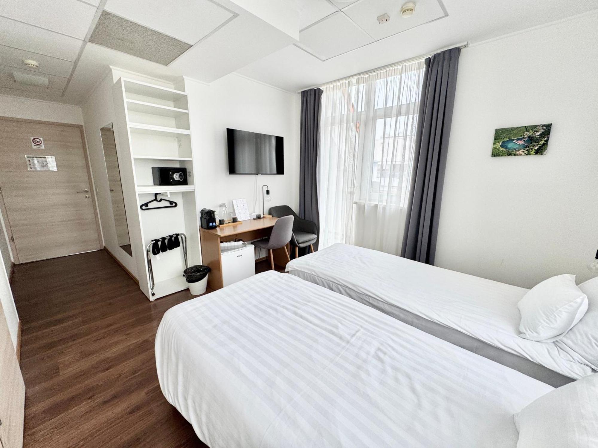Готель Rooftop With Underground Parking 3*