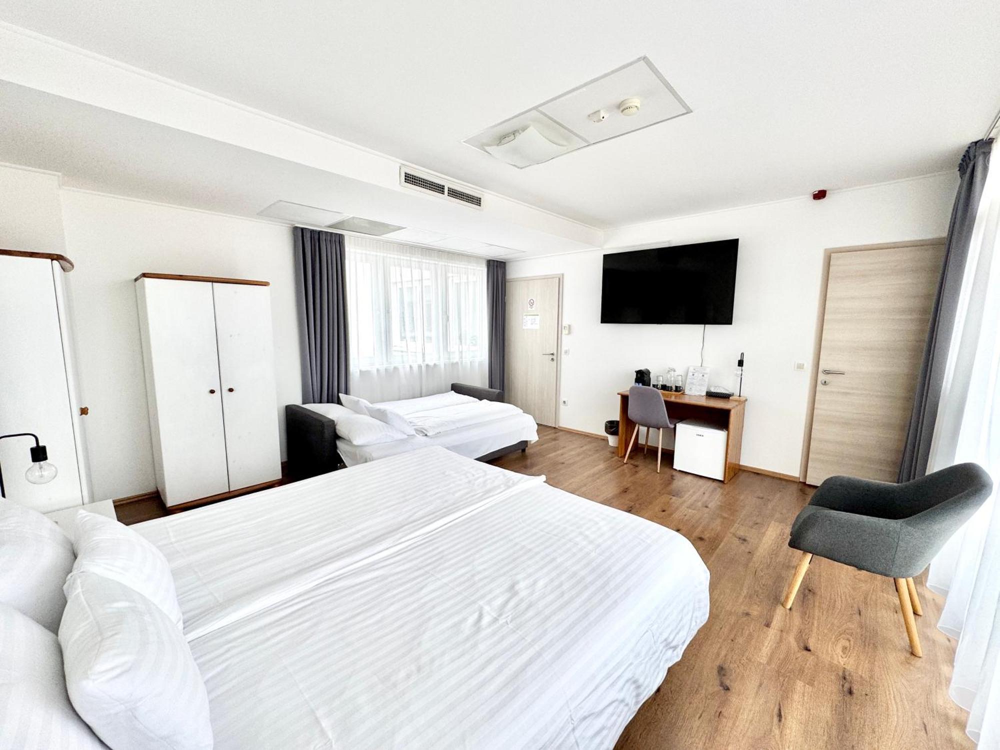 Rooftop With Underground Parking 3* Budapest